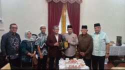 SULTAN Deli XIV Tuanku Mahmud Lamantjiji Perkasa Alam dan Ketua Pembina Yayasan UISU Prof Dr Fauzie Yusuf Hasibuan, SH, MH saling tukar cenderamata disaksikan Ketua Umum PY UISU Ir Indra Gunawan, MP, anggota pembina dan keluarga Kesultanan Deli. Waspada/Ist