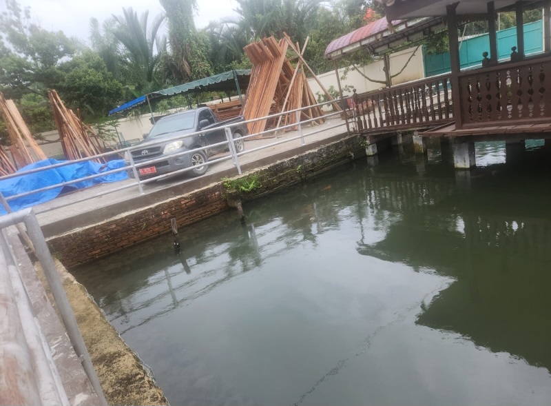 PABRIK pengolahan kayu di lokasi perkebunan, yang diduga milik R di Pekan Selesai, Langkat. Tampak mobil dinas berada di sana. Waspada/ist