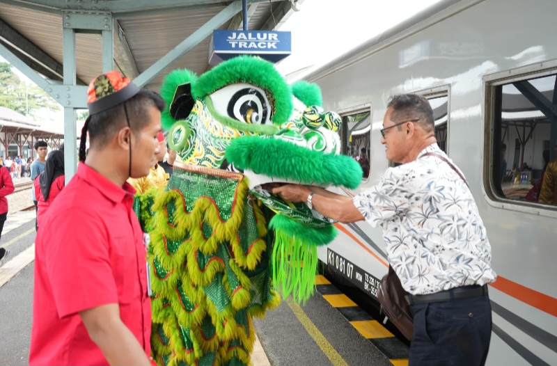 Atraksi Barongsai Hibur Penumpang KA Di Stasiun Tebing Tinggi