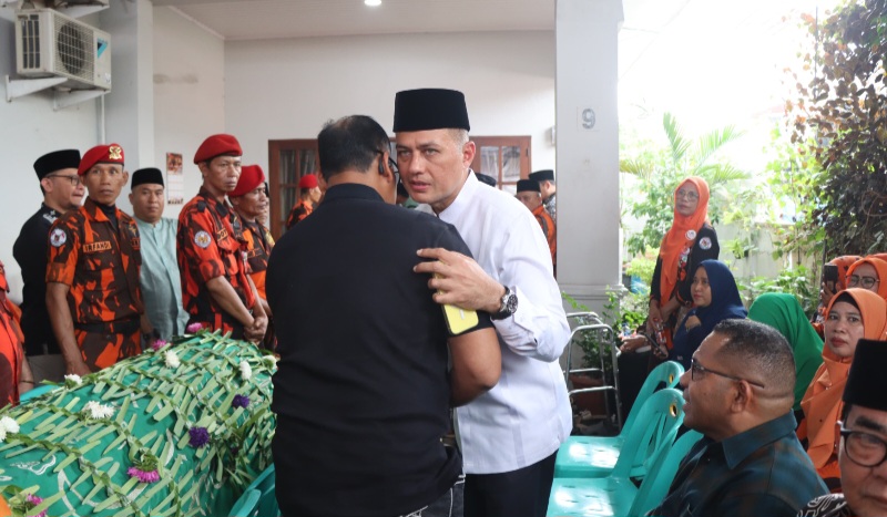 Kapolrestabes Medan Melayat Ke Rumah Orangtua Anggota DPRD Sumut Rahmaddian Shah