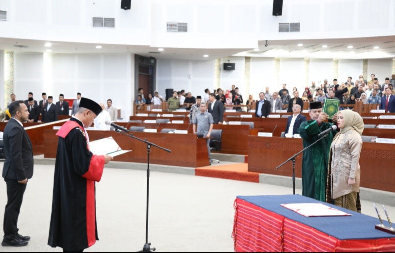 Wakil Ketua Pengadilan Tinggi Medan, Krosbin Lumbangaol SH MH membacakan sumpah janji Ketua DPRD Sumut Erni Ariyanti Sitorus, di Gedung DPRD Sumut, Medan, Jumat (31/1). Waspada/Partono Budy