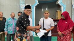 Majelis Dikdasmen PCM Muhammadiyah Tanjungsari Drs.Lilik, M.AP didampingi Kepala SMA Muhammadiyah Tanjungsari Susilawati, S. Pd, M. Psi menyerahkan bantuan Binpres kepada orangtua siswa. Waspada/Ist