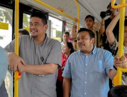 Dukung Program One Day No Car, Bobby Nasution Kerja Naik Bus Listrik