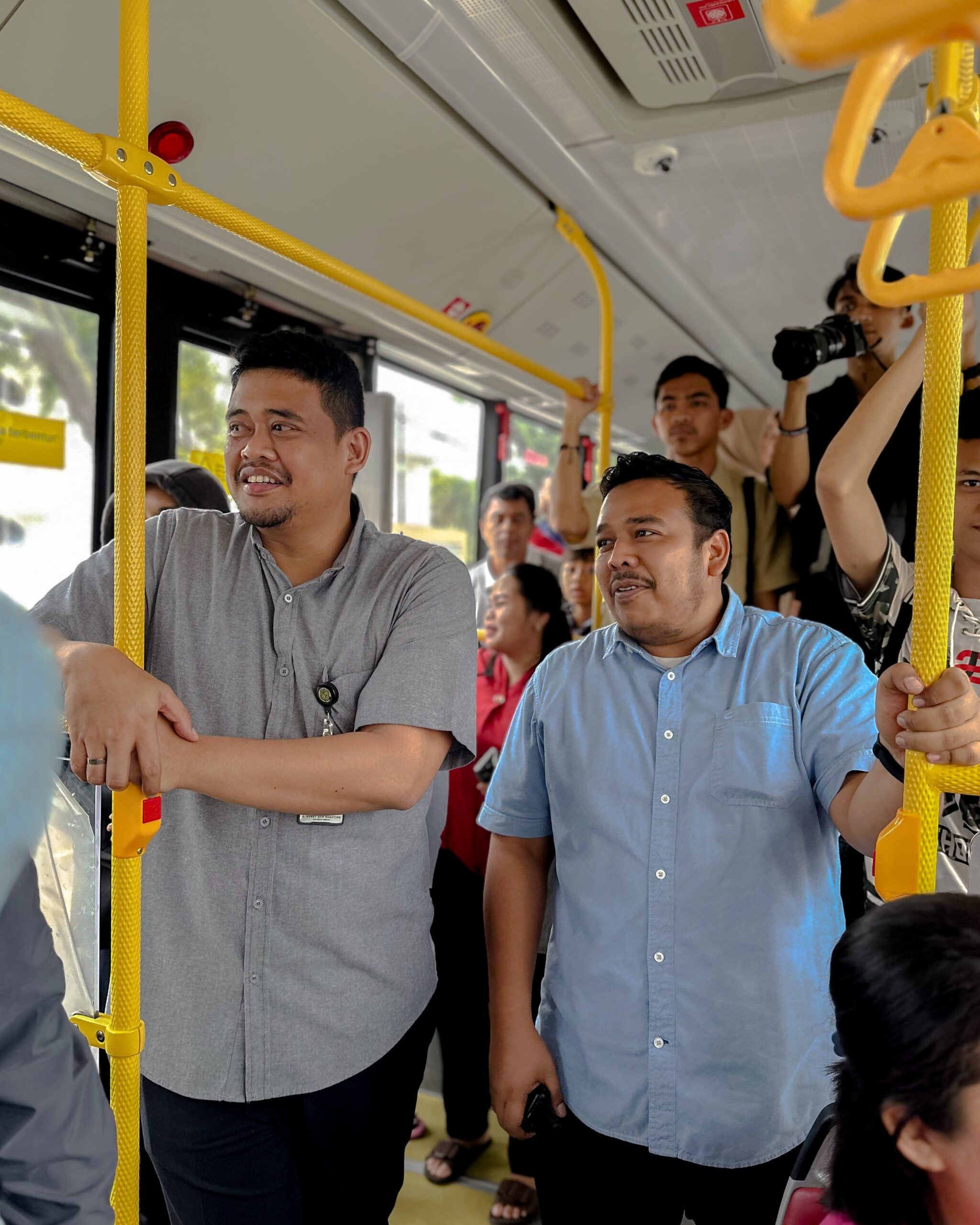 WALI Kota Medan Bobby Nasution didampingi Plt Kabag Protokol dan Komunikasi Pimpinan (Prokopim) Muhammad Ainul Hafis naik bus listrik usai menghadiri Tausiah, Doa dan Dzikir Bersama yang digelar untuk menyambut pergantian tahun dari 2024 menjadi 2025 di Masjid Raya Al Mashun Medan, Selasa (31/12). Waspada/Ist