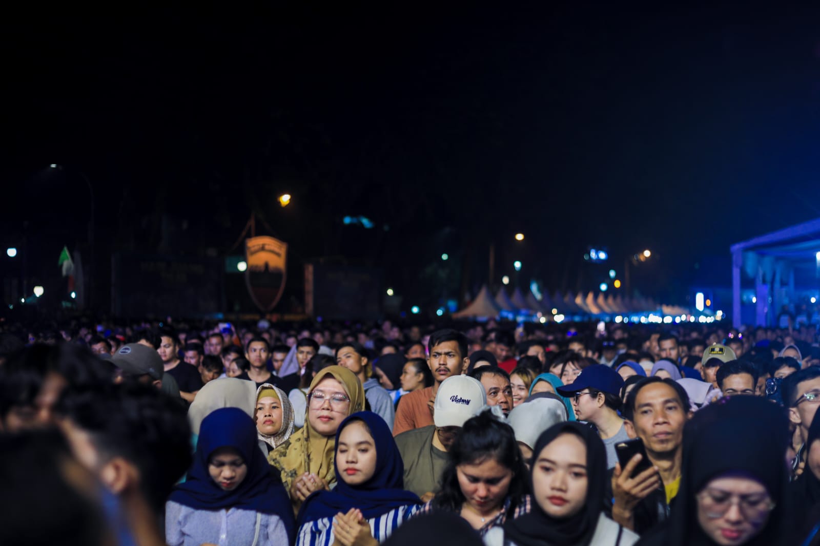 BELASAN ribu warga dari berbagai wilayah berbondong-bondong memadati lapangan Benteng Medan dan sekitarnya guna menyaksikan semarak tahun baru 2025 dan pesta kembang api, Selasa (31/12/24). Waspada/ist