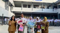 Nazwa Kiara Rinaldi Lubis siswa kelas 11 ULP 1 dan Viera Pilis kelas X ULP 1, Aditya Risky siswa kelas XI AKL 1 berhasil meraih TOP bersama Kepala Sekolah May Gloria Sabrina Meliala. Waspada/Anum Saskia