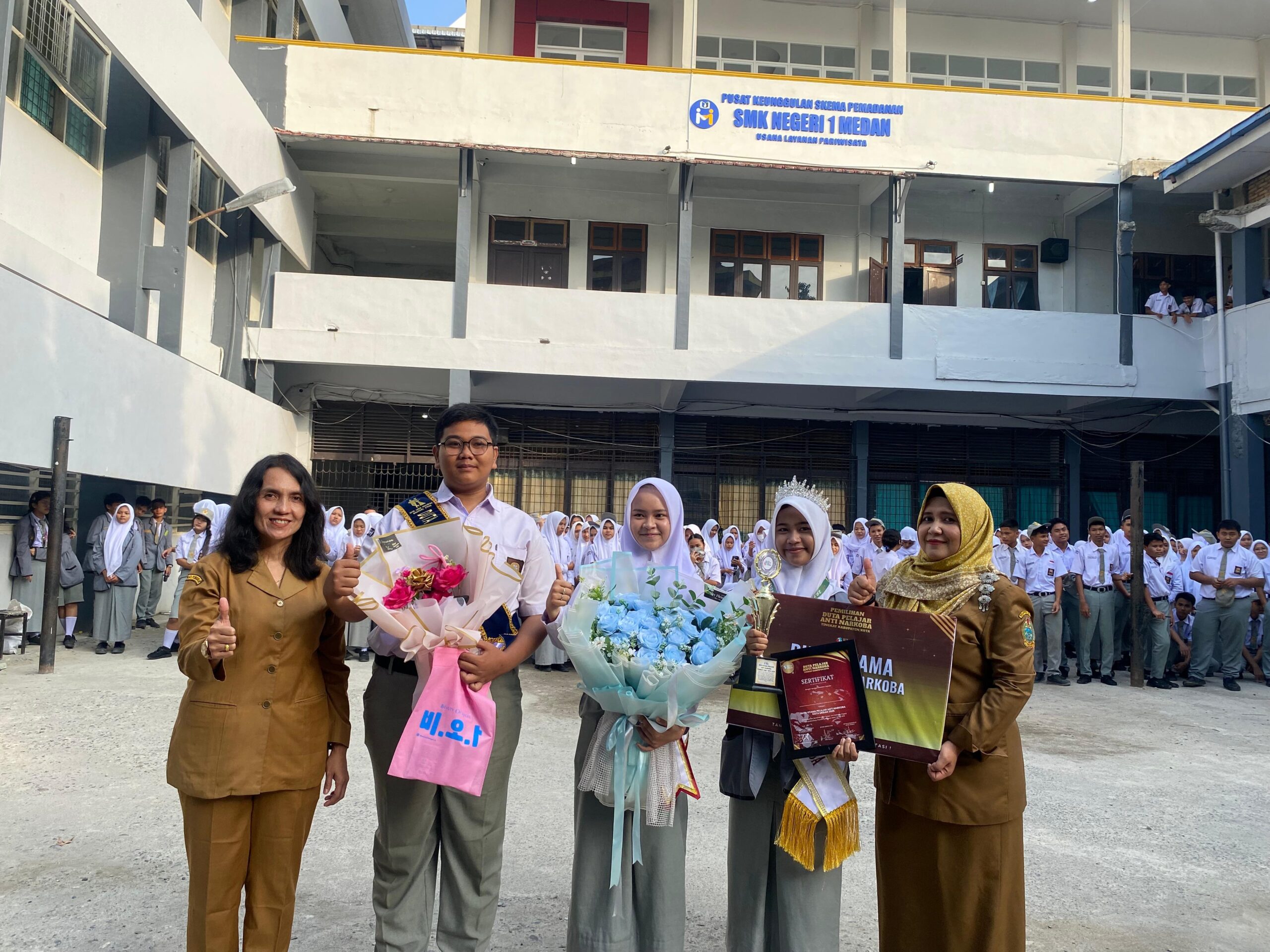 Nazwa Kiara Rinaldi Lubis siswa kelas 11 ULP 1 dan Viera Pilis kelas X ULP 1, Aditya Risky siswa kelas XI AKL 1 berhasil meraih TOP bersama Kepala Sekolah May Gloria Sabrina Meliala. Waspada/Anum Saskia