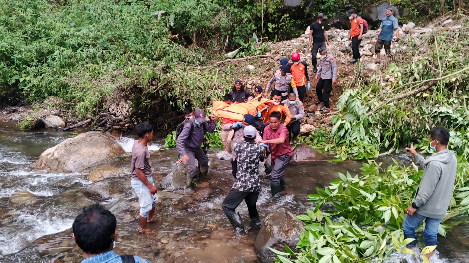 Tragis! Satu Keluarga Diduga Hanyut Di Sungai Weh Reseh, Dua Jenazah Sudah Ditemukan