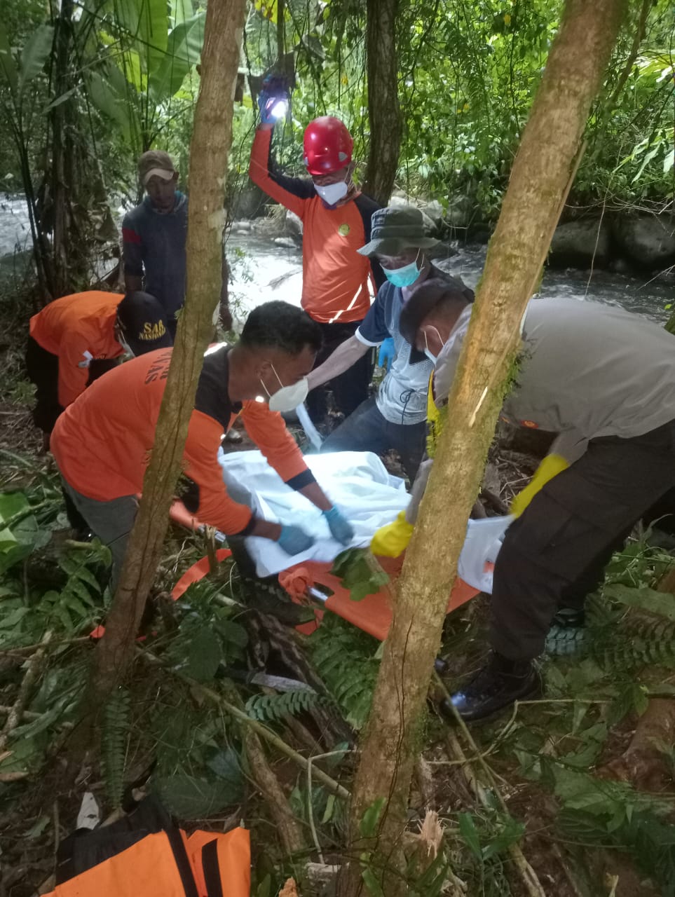 Tragis! Satu Keluarga Diduga Hanyut Di Sungai Weh Reseh, Dua Jenazah Sudah Ditemukan