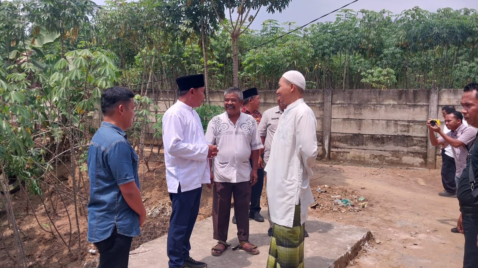 Lom Lom Suwondo Berbagi Nasi Jumat Barokah di Masjid Asyakirin STM Hilir