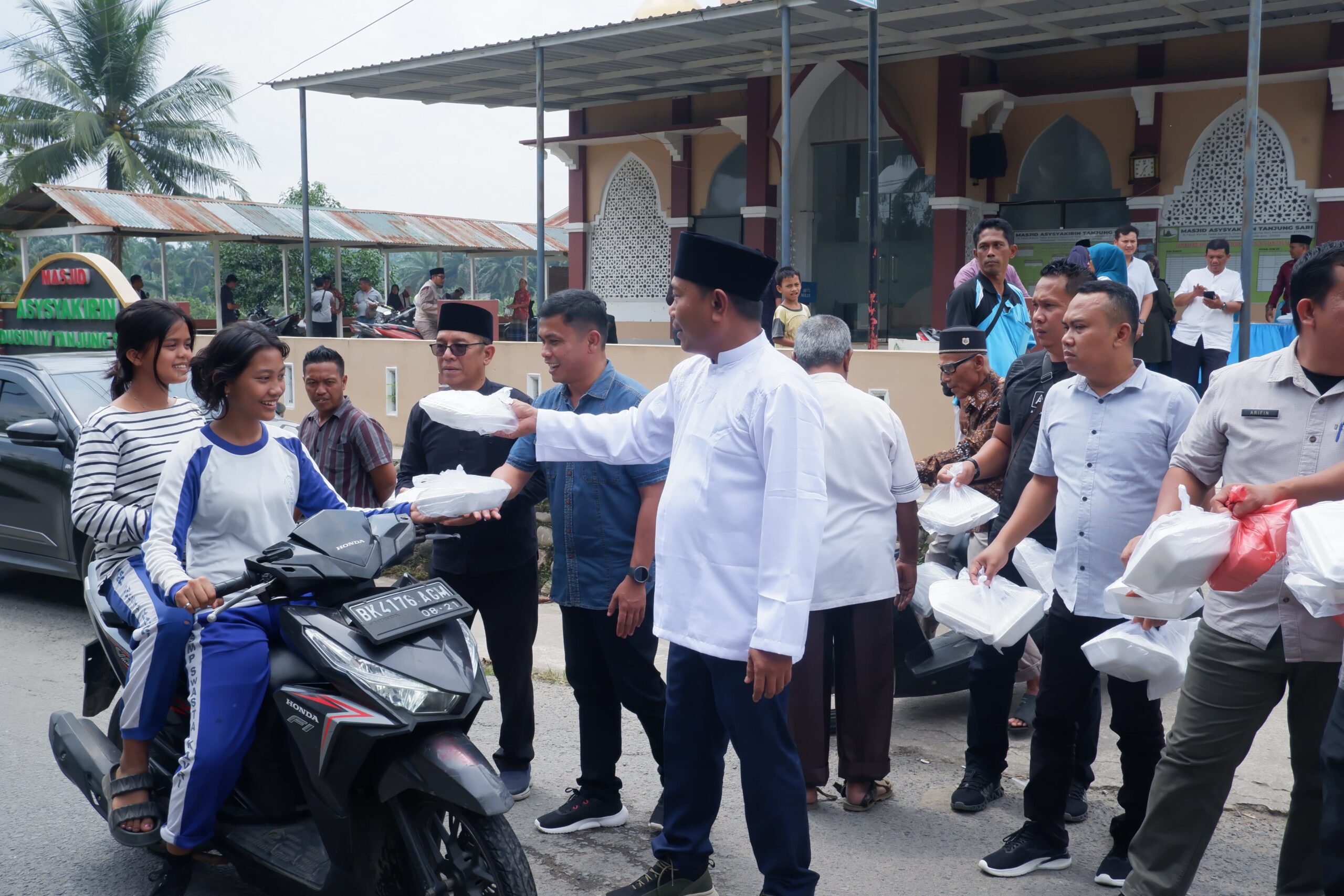 Lom Lom Suwondo Berbagi Nasi Jumat Barokah di Masjid Asyakirin STM Hilir