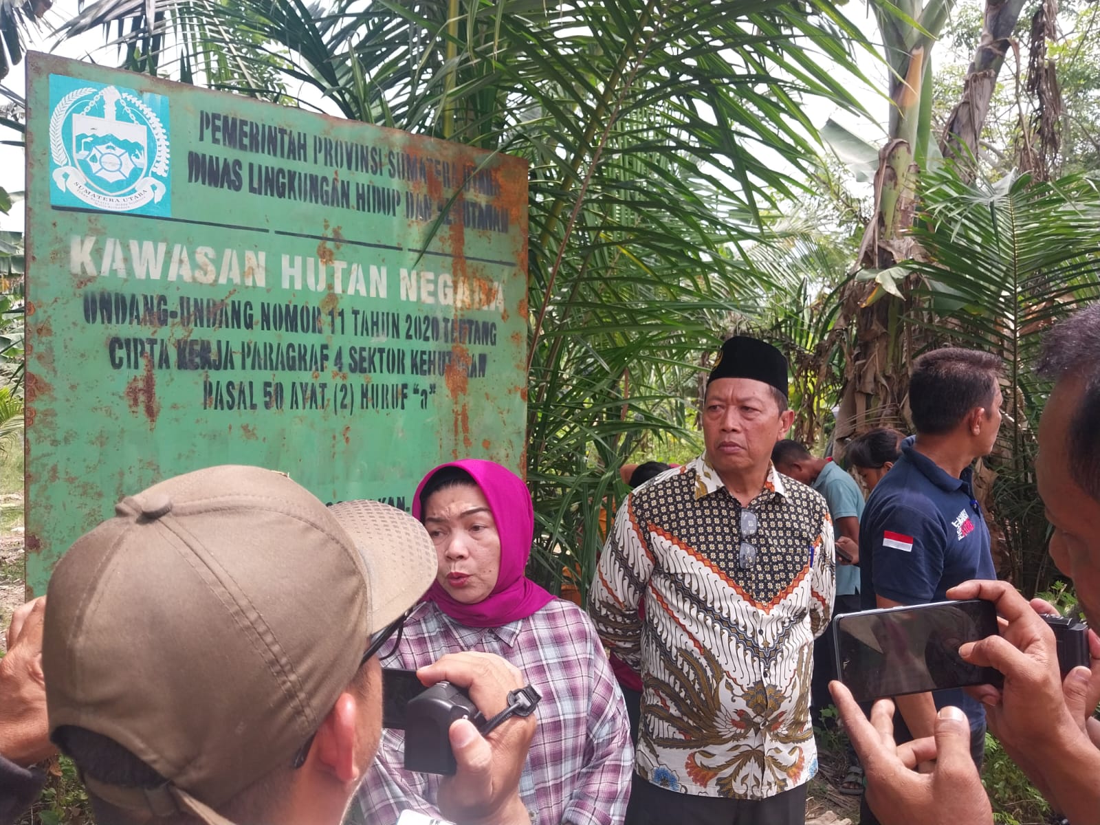 Kadis LHK Sumut Pimpin Warga Bongkar Pagar yang Berdiri Di Hutan Lindung Pantai Labu