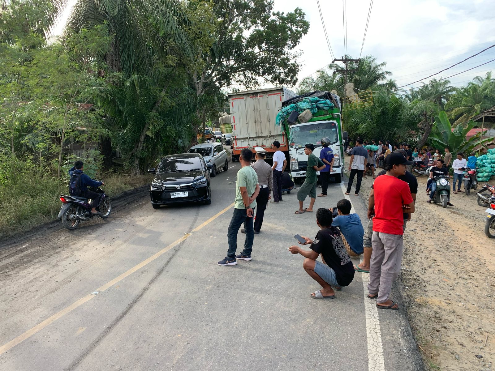 Truk Tabrakan, Jalinsum Torgamba Macet