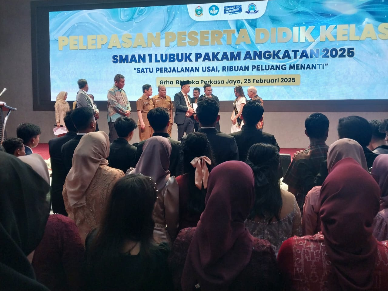 Suasana Haru Lepas 422 Siswa Kelas XII SMAN 1 Lubukpakam