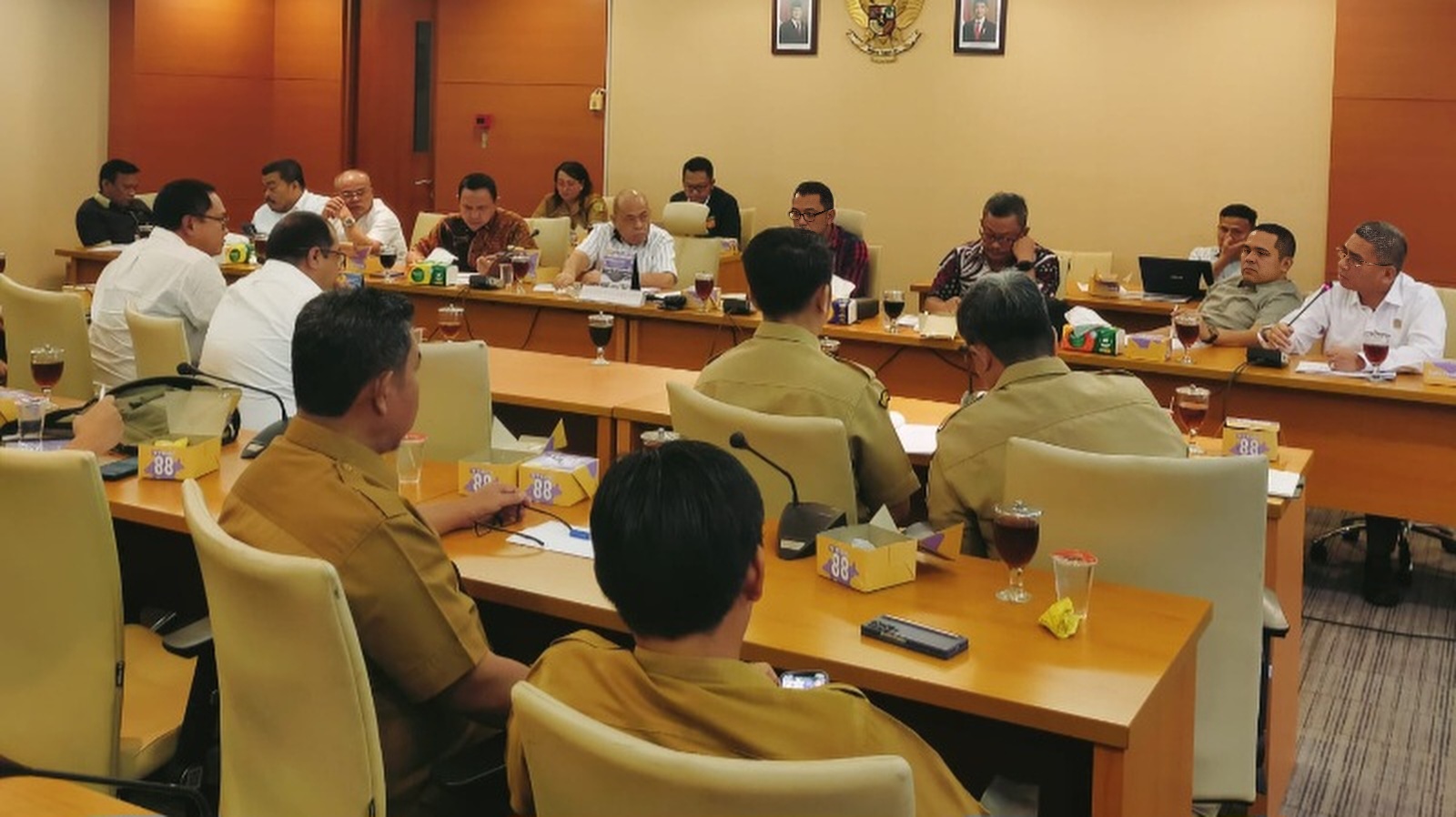 RAPAT dengar pendapat Komisi D dengan Balai Besar Pelaksanaan Jalan Nasional (BBPJN) Sumut dan Balai Wilayah Sungai (BWS) Sumatera II di ruang Banggar DPRD Sumut, Selasa (18/2). Waspada/ist