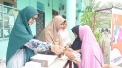 Waspada/ist Suasana penyerahan santunan untuk warga di Yayasan Pendidikan Islam Terpadu (YPIT) Aisyah Maksum di Medan Marelan.