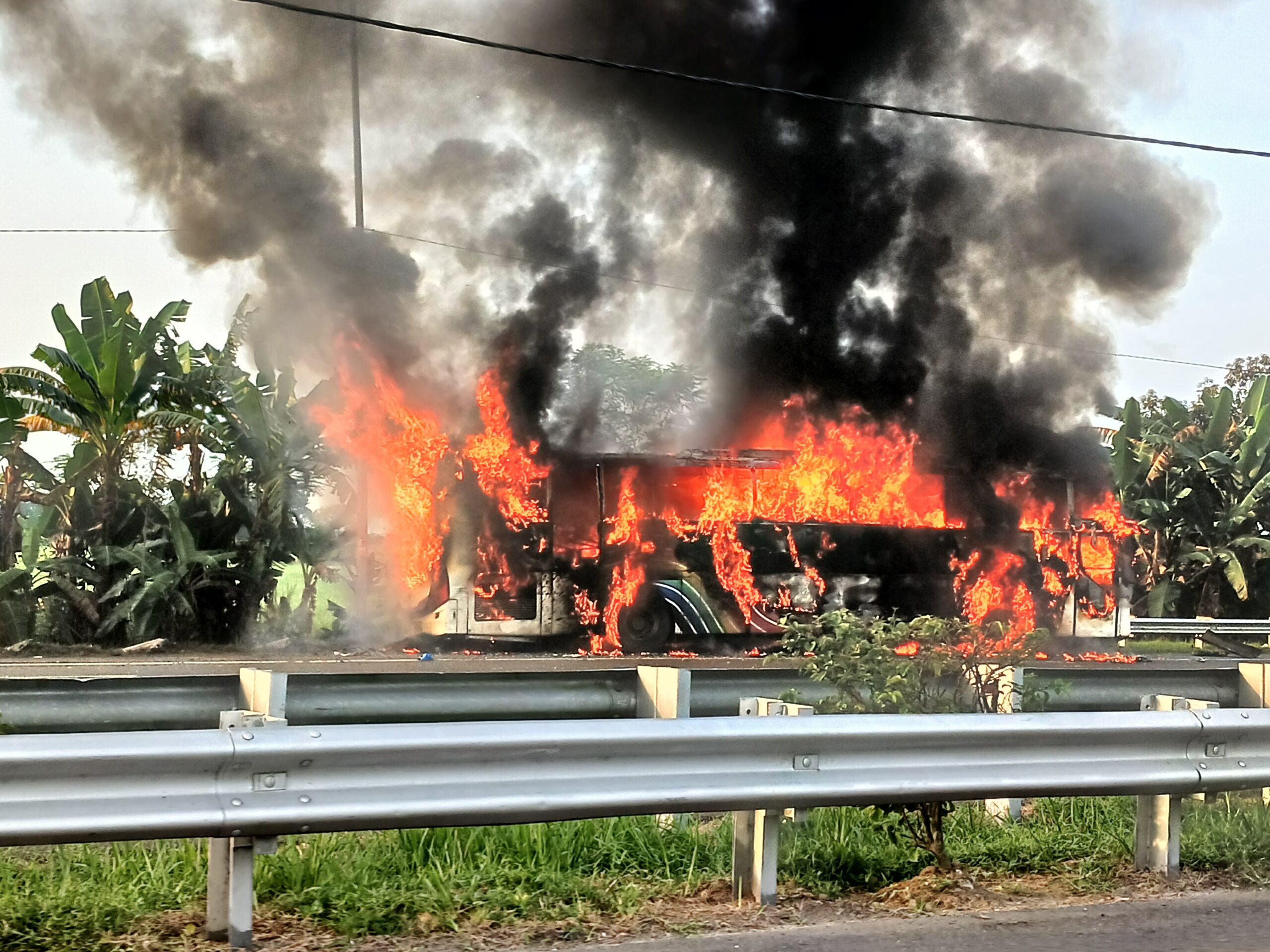 Bus Penumpang Ludes Terbakar Di Tol Medan-Kualanamu