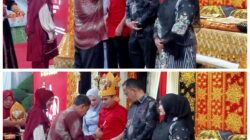 Wali Kota Lhokseumawe Sayuti Abu Bakar dan wakilnya Husaini dipeusijuk secara adat Aceh, dan dikenakan Kupiah Meuketop serta Rencong Aceh oleh Sekdako T. Adnan di halaman kantor wali kota setempat, Selasa (18/2) malam. (Waspada/Zainuddin. Abdullah)