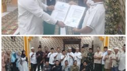 Sekretaris Umum BKPRMI Aceh Timur, H. Muhammad Ishak, menyerahkan SK dalam proses Pelantikan Pengurus DPK BKPRMI Peunaron Periode 2025-2028 di Masjid Baitul Minan Peunaron, Aceh Timur, Senin (24/2). Waspada/Ist