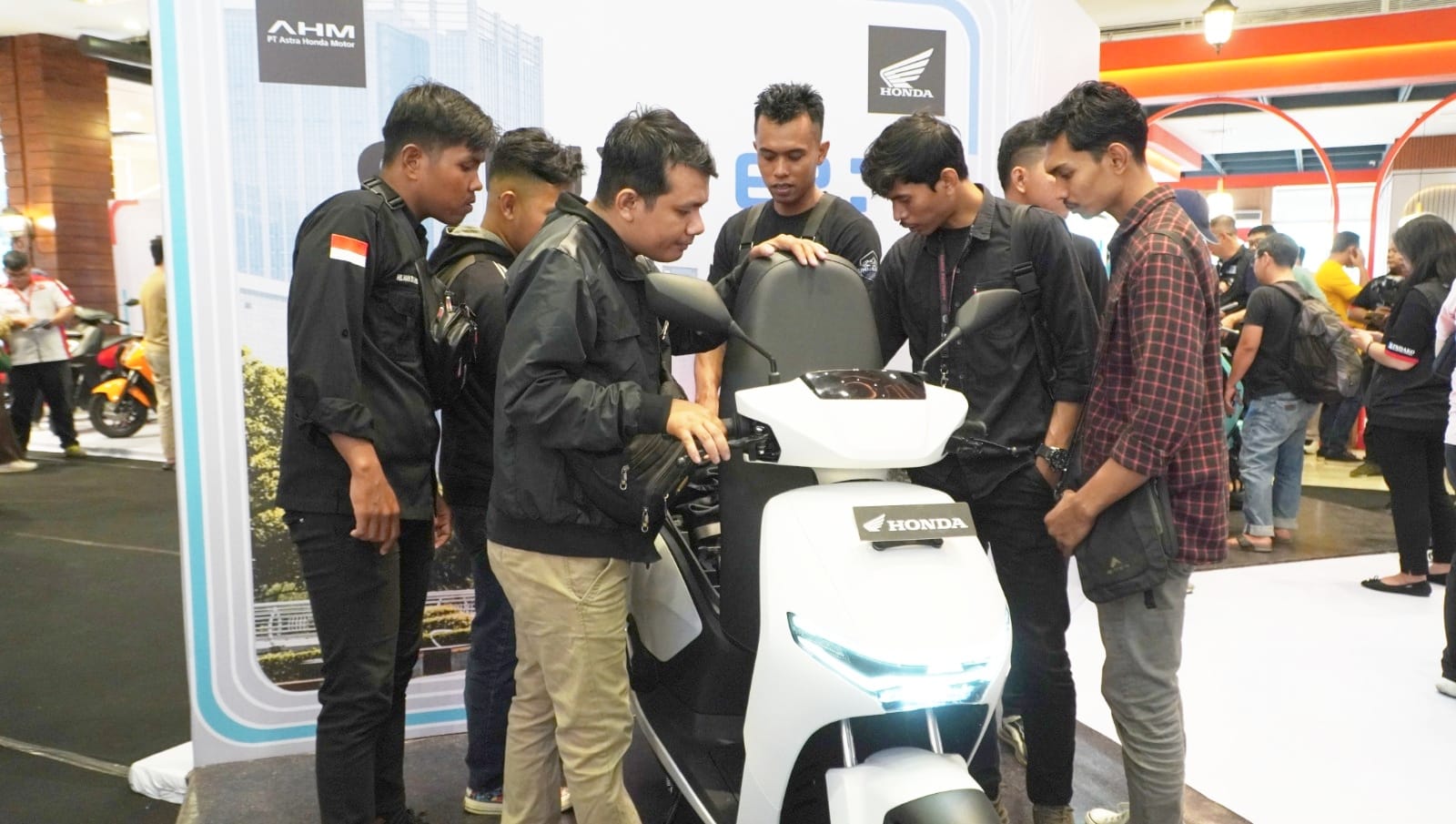 Bikers Bahagia Sambut Honda ICON e: dan Honda CUV e: