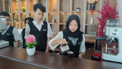 Menilik Aktivitas Siswa SMK Negeri 7 Medan Di Seven Cafe