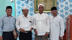 Dua guru dan karyawan Pesantren Darul Mursyid mendapatkan hadiah umroh didampingi Direktur dan wakil Direktur. Waspada/Ist