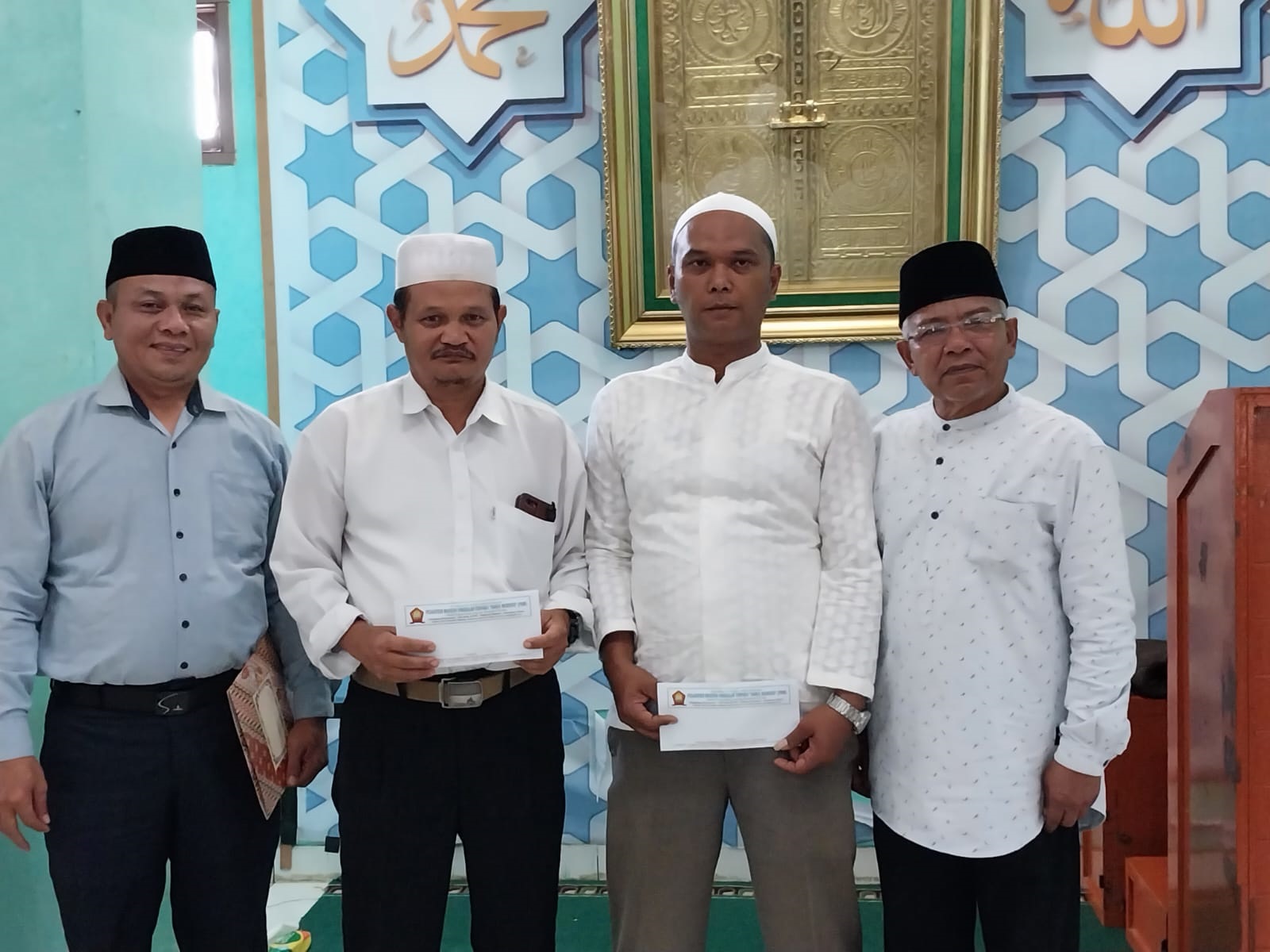 Dua guru dan karyawan Pesantren Darul Mursyid mendapatkan hadiah umroh didampingi Direktur dan wakil Direktur. Waspada/Ist