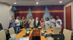 KETUA DPRD Sumut Eri Ariyanti berfoto bersama pengurus Kelompok Kerja (Pokja) Wartawan unit DPRD Sumut usai beraudiensi di ruangannya, Kamis (6/2). Waspada/Ist .