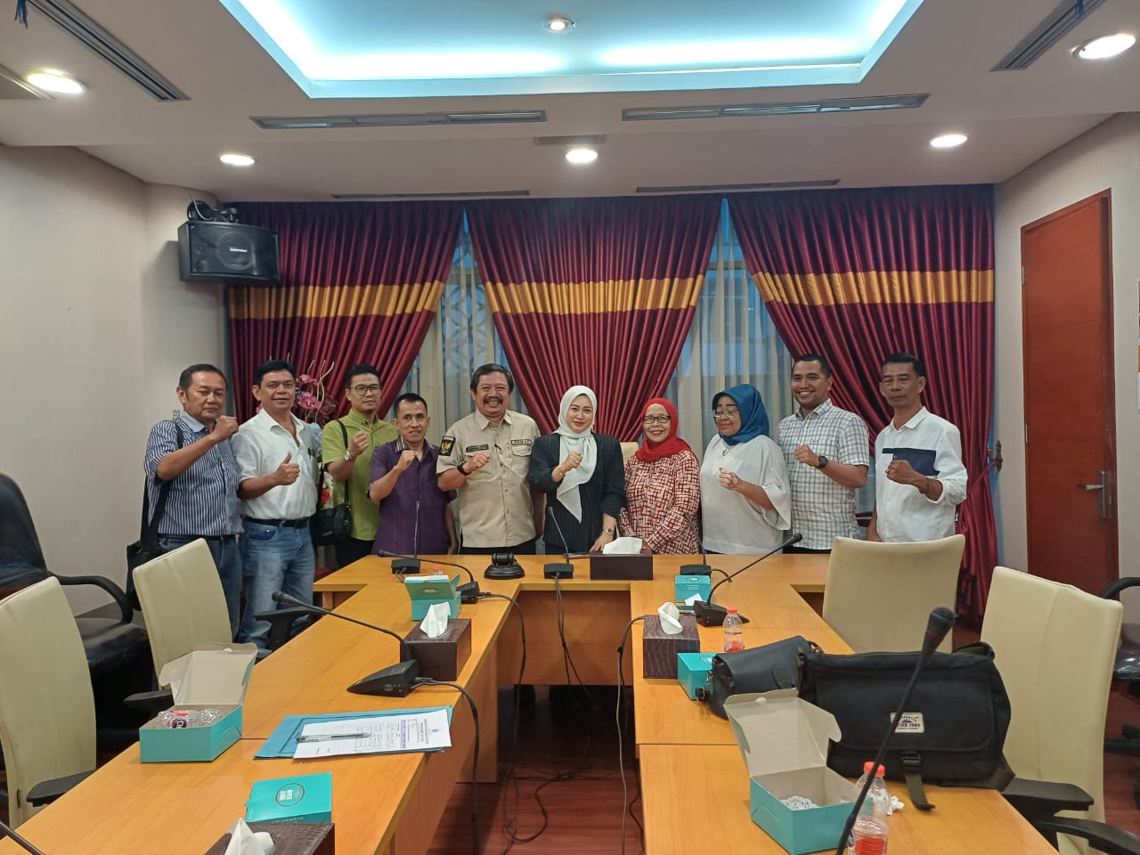 KETUA DPRD Sumut Eri Ariyanti berfoto bersama pengurus Kelompok Kerja (Pokja) Wartawan unit DPRD Sumut usai beraudiensi di ruangannya, Kamis (6/2). Waspada/Ist .