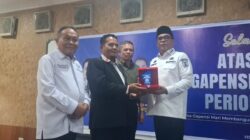 Bupati Mandailing Natal, Ja'far Sukhairi Nasution (kanan) Ketua terpilih, Budiman Borotan (tengah) Ketua BPD Gapensi Sumatera Utara, Sanggam SH Bakkara (kiri) Wakil ketua Gapensi Sumatera Utara, Aswin Parinduri (tengah belakang). Waspada/Ist