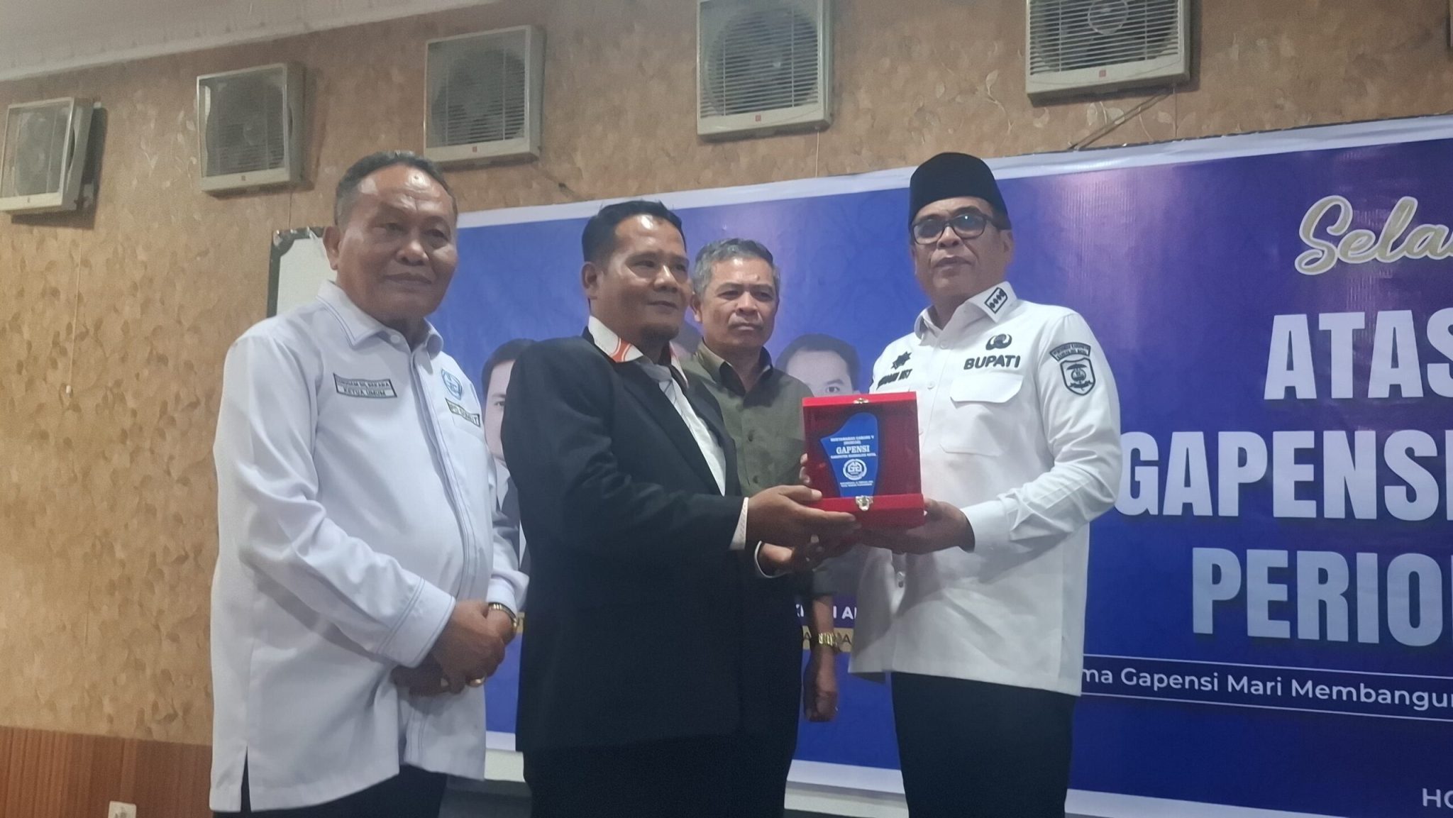 Bupati Mandailing Natal, Ja'far Sukhairi Nasution (kanan) Ketua terpilih, Budiman Borotan (tengah) Ketua BPD Gapensi Sumatera Utara, Sanggam SH Bakkara (kiri) Wakil ketua Gapensi Sumatera Utara, Aswin Parinduri (tengah belakang). Waspada/Ist