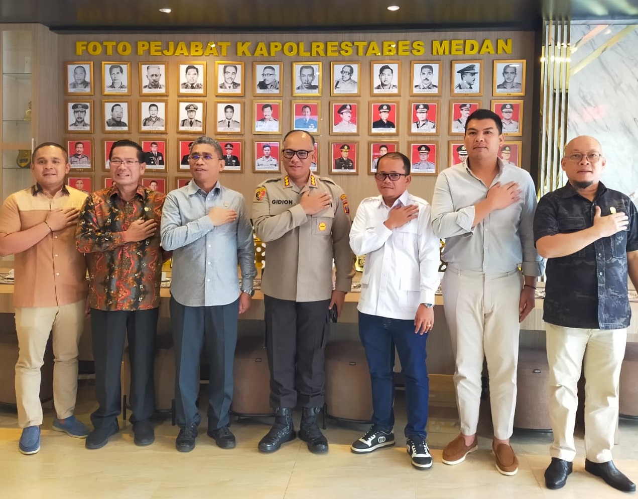 KETUA Fraksi Partai Gerindra DPRD Sumut Benny Harianto Sihotang dan para anggota fraksi berfoto bersama Kapolrestabes Medan Kombes Gidion Arif Setyawan di Polrestabes Medan, Rabu (26/2). Waspada/Ist