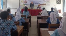 Sekretaris Serikat Perusahaan Pers Indonesia (SPSI) Sumut Hendrik Prayitno ketika menjadi pembicara dalam Kegiatan Pelatihan Jurnalistik Program Pembinaan Kesiswaan dan Kepemiminan Siswa di aula SMA 2 Jl. Pendidikan, Bandar Klippa, Kec. Percut Sei Tuan, Deli Serdang, Kamis (6/2). Waspada/Ist