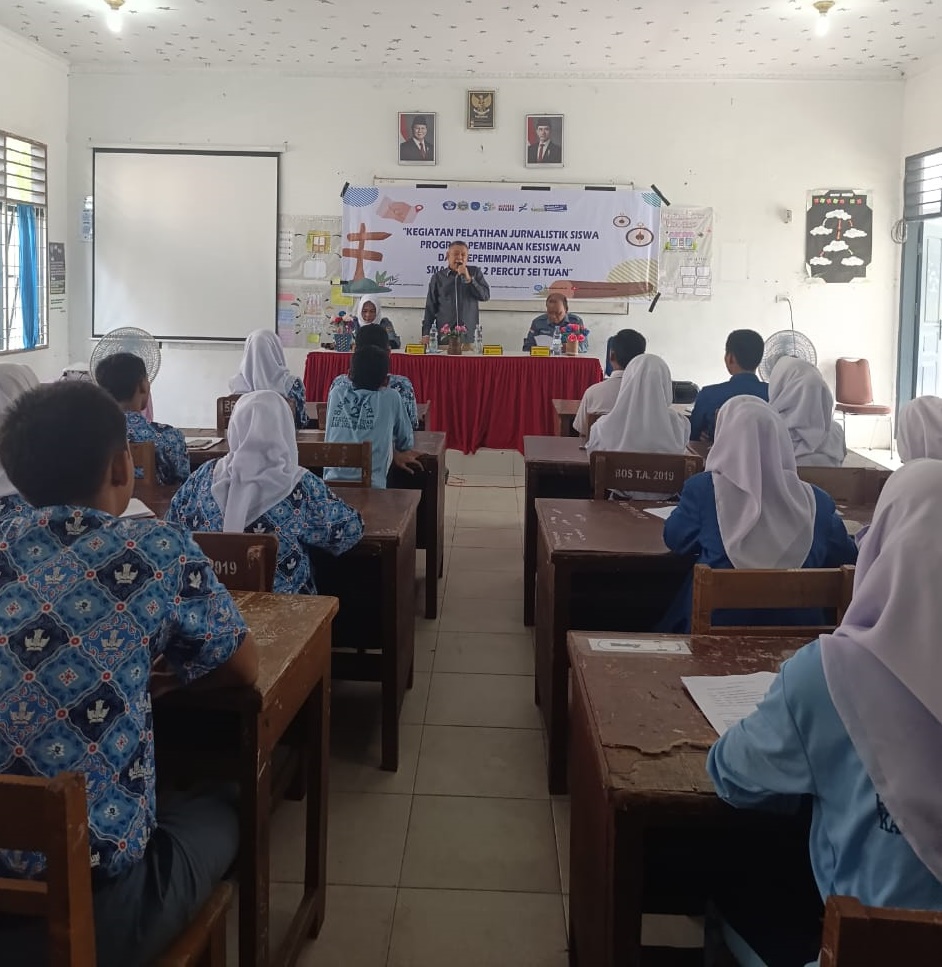 Sekretaris Serikat Perusahaan Pers Indonesia (SPSI) Sumut Hendrik Prayitno ketika menjadi pembicara dalam Kegiatan Pelatihan Jurnalistik Program Pembinaan Kesiswaan dan Kepemiminan Siswa di aula SMA 2 Jl. Pendidikan, Bandar Klippa, Kec. Percut Sei Tuan, Deli Serdang, Kamis (6/2). Waspada/Ist