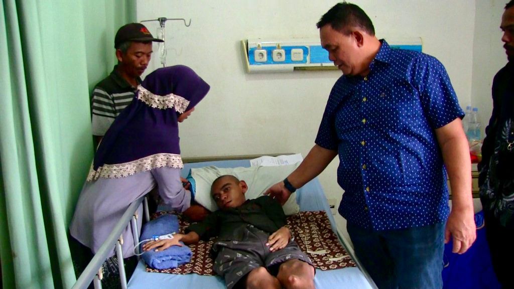 M Dahnil Ginting Bawa Warga Tak Mampu Ke RS Haji Medan