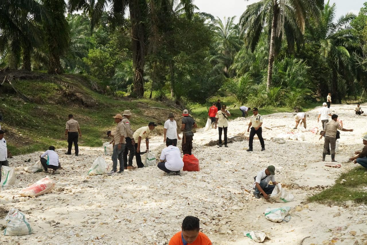 SPBUN PTPN IV Regional VI Baksos Perbaiki Jalan Lintas Kebun Tualang Sawit