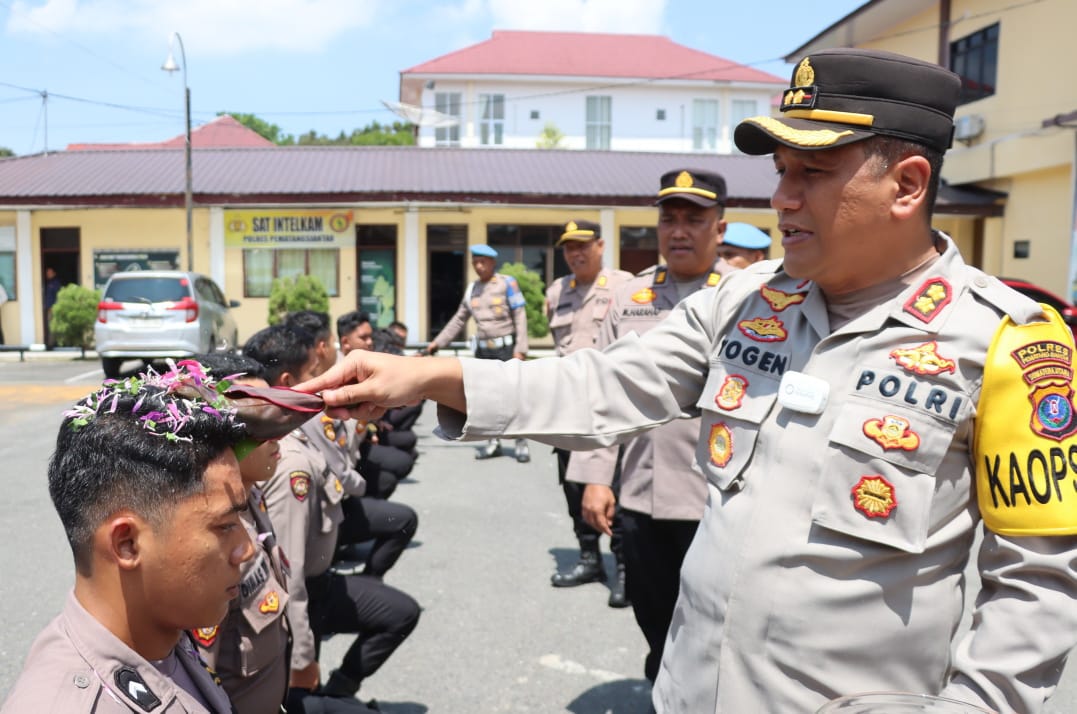 Kapolres P.Siantar Sambut 10 Bintara Remaja Dengan Tradisi Penyiraman Air Kembang