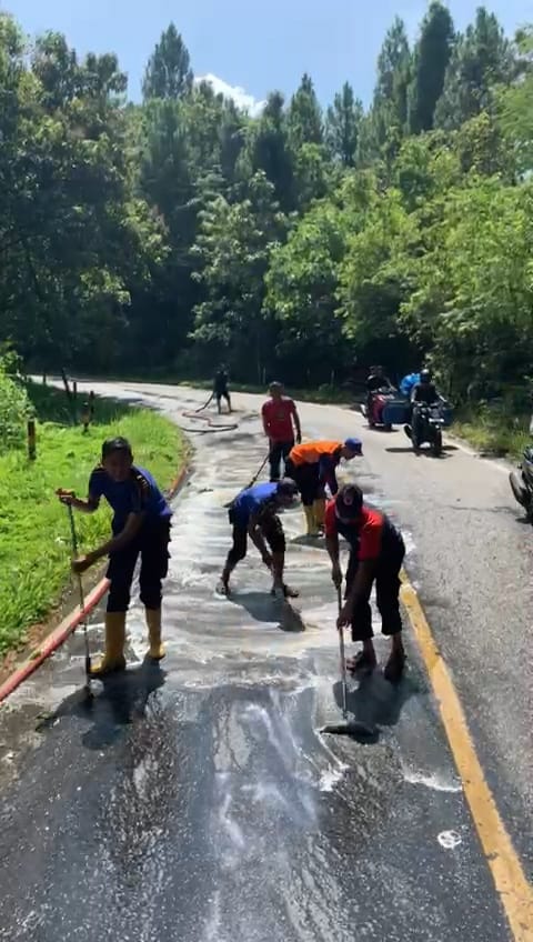 Sejumlah Kendaraan Kecelakaan Akibat Tumpahan CPO Di Gunung Aluekrit Meukek