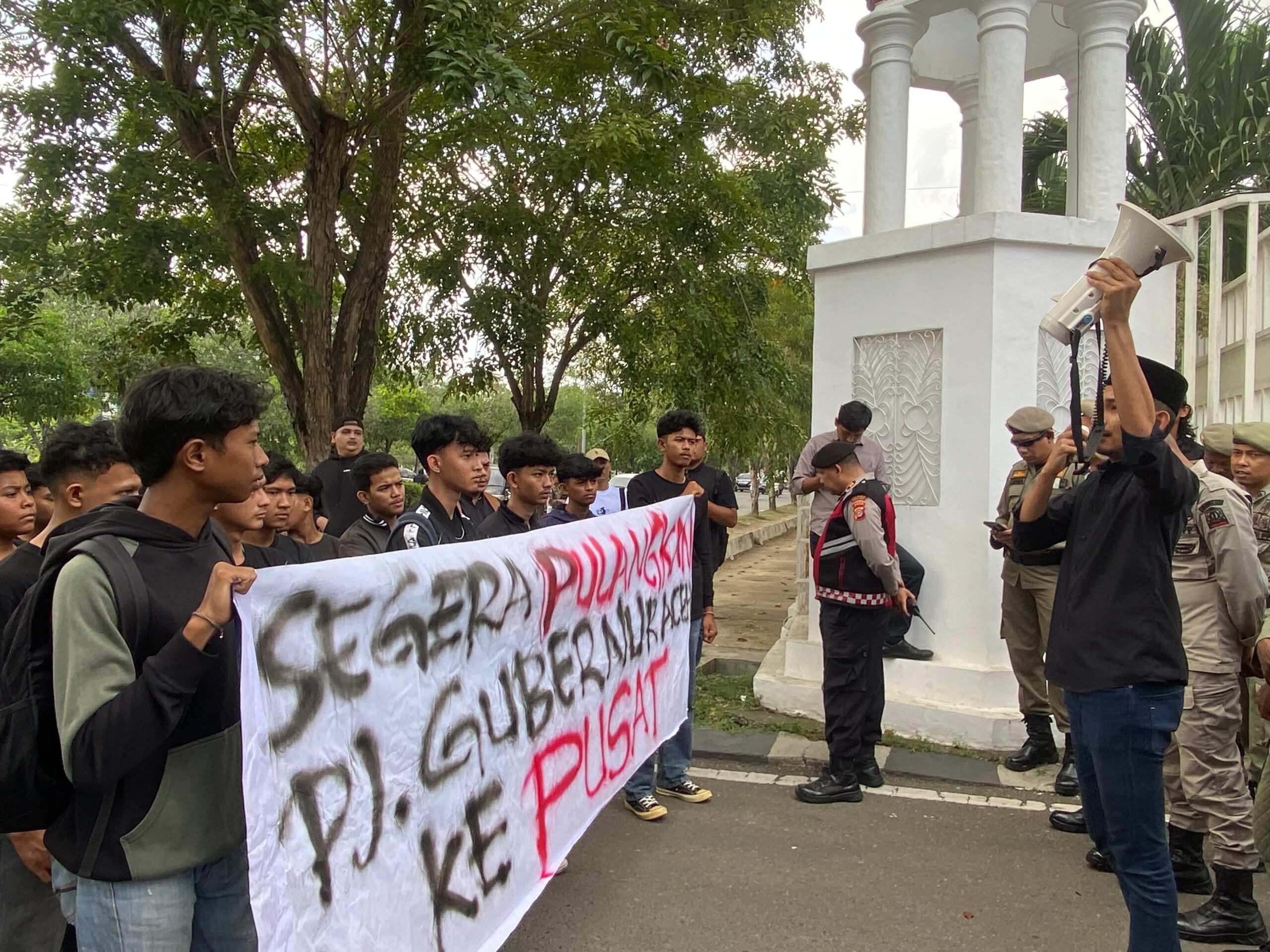 Mahasiswa Minta Pj Gubernur Aceh Kembali Ke Pusat