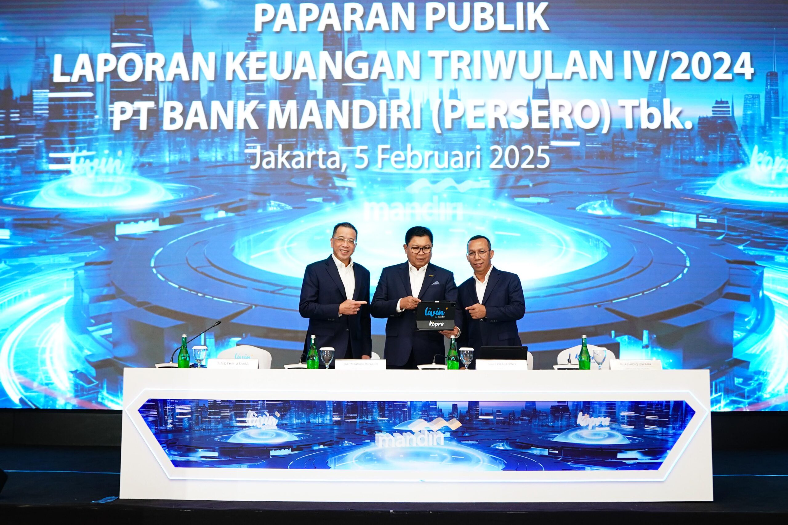 Kiri ke Kanan: Timothy Utama - Direktur Information Technology, Darmawan Junaidi - Direktur Utama dan Sigit Prastowo -Direktur Keuangan & Strategi.