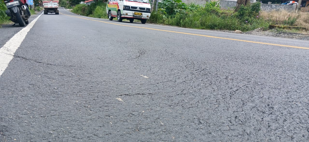 Baru Dikerjakan, Jalinsum Doloksanggul-Siborongborong Retak Dan Ditambal Sulam