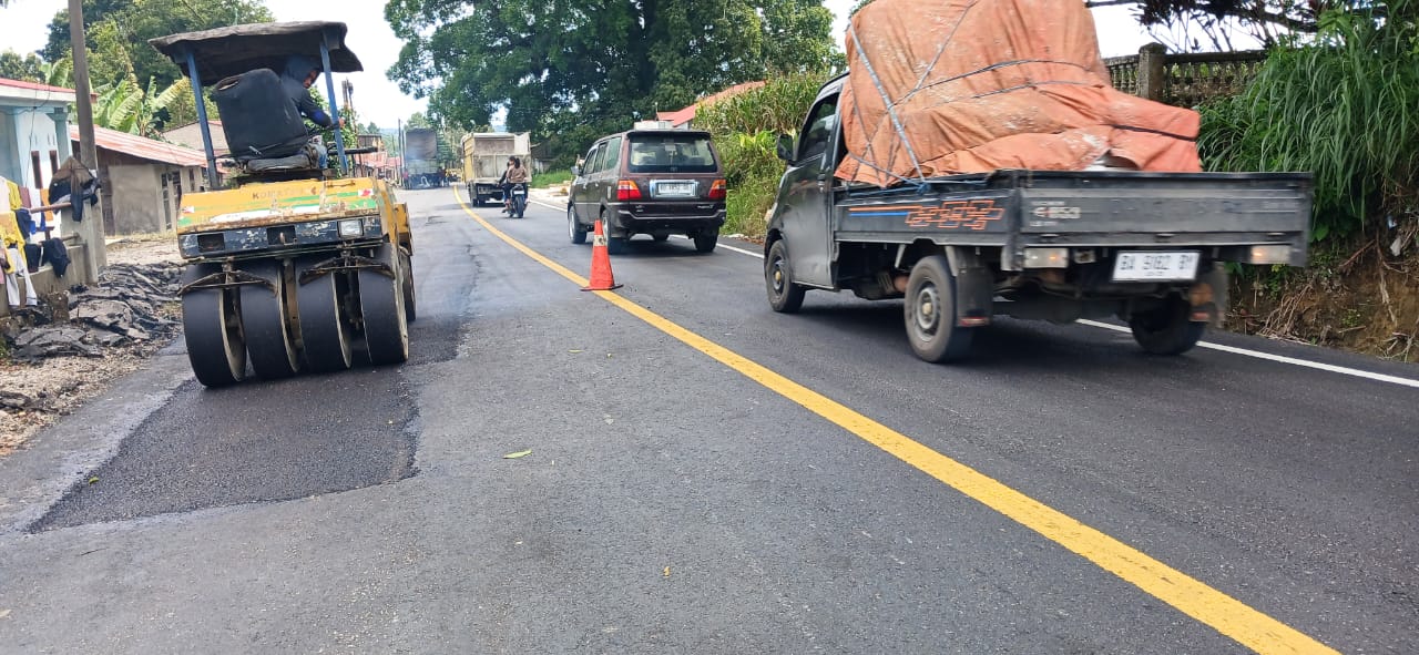 Baru Dikerjakan, Jalinsum Doloksanggul-Siborongborong Retak Dan Ditambal Sulam