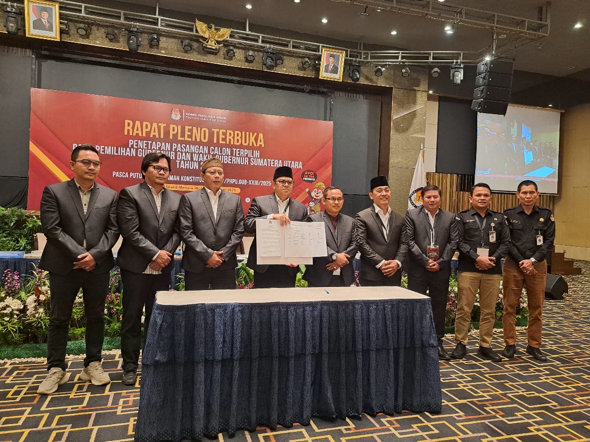 KETUA KPU Sumut, Agus Arifin bersama komisioner KPU Sumut lainnya menandatangi hasil rapat pleno terbuka Paslon Terpilih Pilgubsu 2024 dan Wakil Gubernur Sumatera Utara Tahun 2024, Rabu (5/2). Waspada/Yuni Naibaho