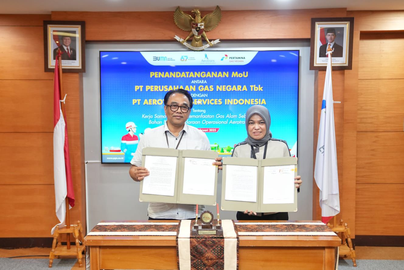 Direktur Strategi dan Pengembangan Bisnis PGN Rosa Permata Sari dan Direktur PT Aerotrans Services Indonesia, Kadek Bayu Temaja menandatangani Nota Kesepahaman kerja sama pemanfaatan gas bumi untuk kendaraan operasional Aerotrans, Rabu (5/2/2025).