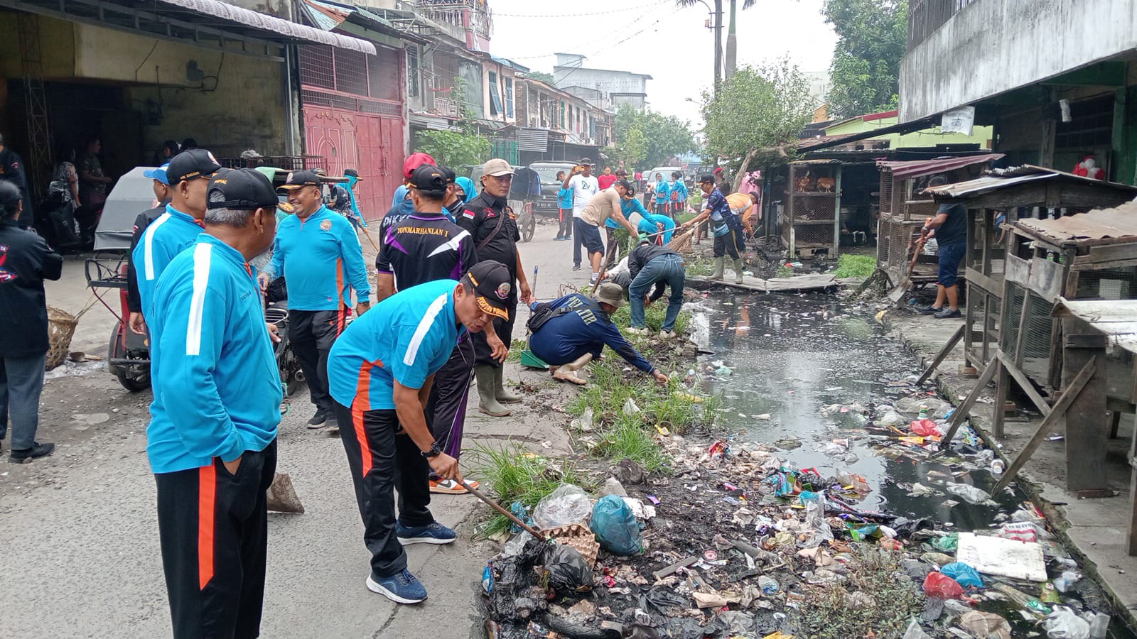 PPAL Kolaborasi Dengan PD. Pasar Kapuas Adakan Bakti Sosial