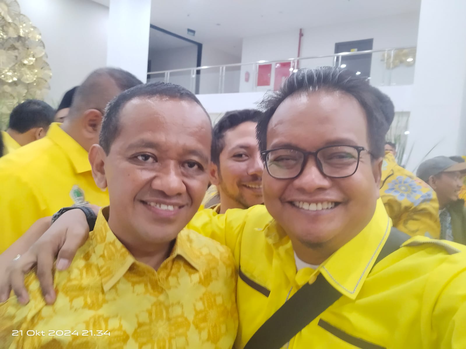 Leriadi, S. Sos, Wakil Ketua BMK 1957 Sumut dan juga Kepala Sekretariat Balitbang DPP Partai Golkar (kanan) Menteri Energi dan Sumber Daya Mineral (ESDM)  Bahlil Lahadalia yang juga Ketua Umum DPP Golkar. Waspada/ist