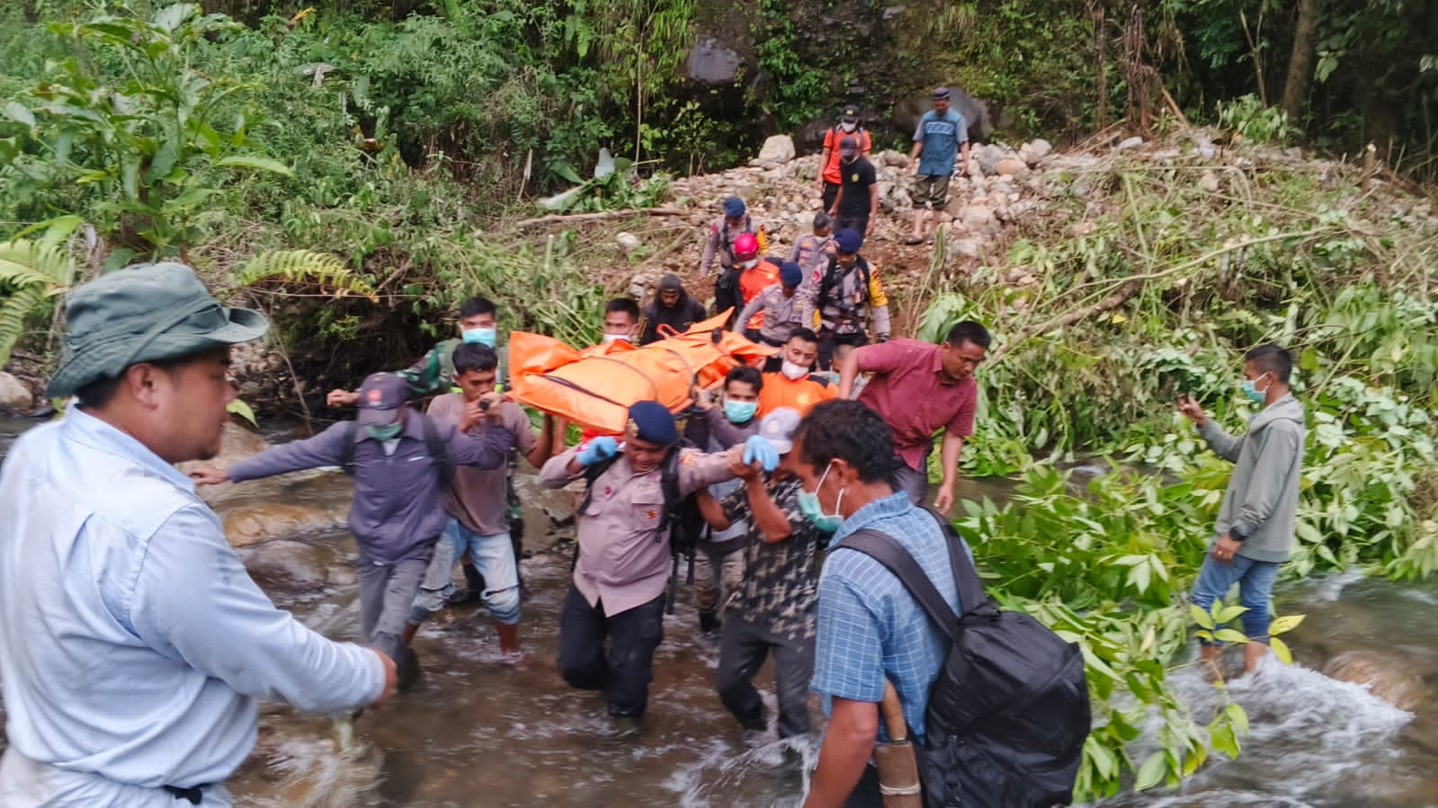 Tragis! Satu Keluarga Diduga Hanyut Di Sungai Weh Reseh, Dua Jenazah Sudah Ditemukan