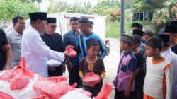 Lom Lom Suwondo Berbagi Nasi Jumat Barokah di Masjid Asyakirin STM Hilir