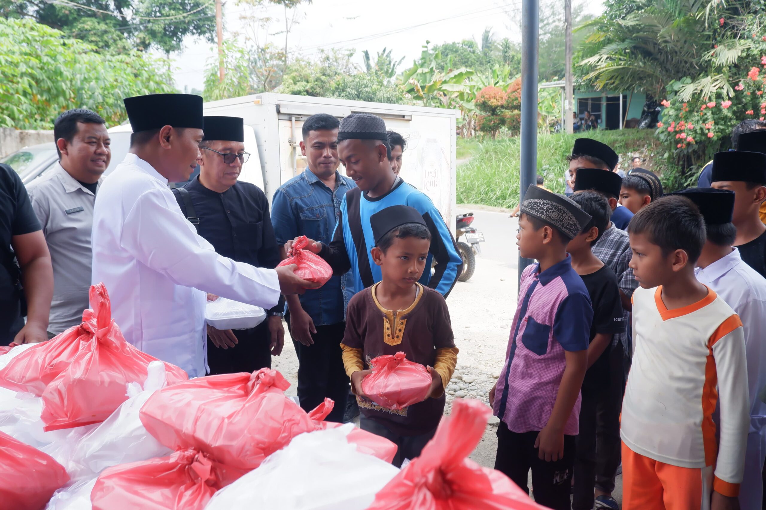 Lom Lom Suwondo Berbagi Nasi Jumat Barokah di Masjid Asyakirin STM Hilir