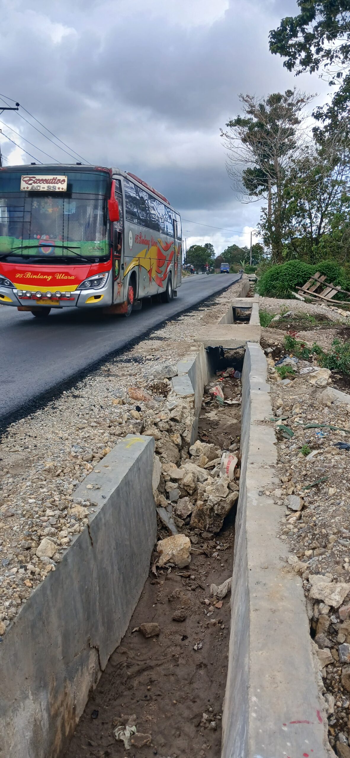 Baru Selesai, Drainase Jalan Doloksanggul - Siborongborong Ambruk